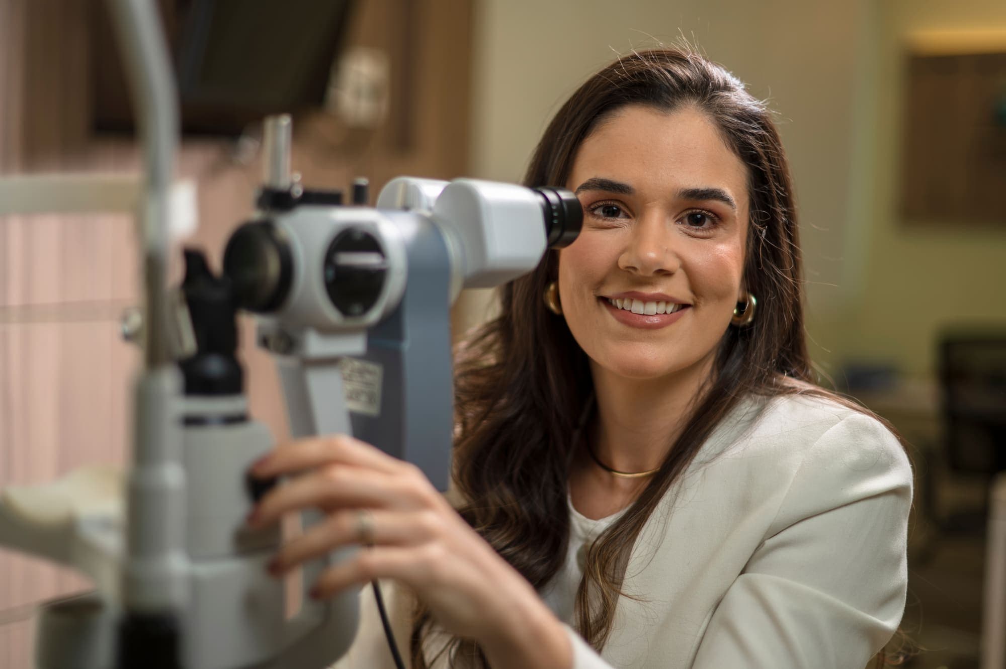 Dra. Mariana Lopes na lâmpada de fenda, equipamento de exame dos olhos